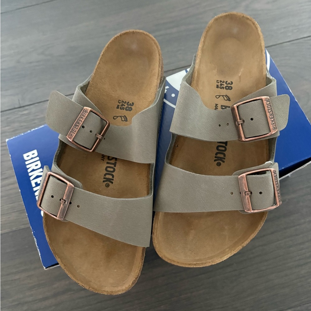 New in box Birkenstock Arizona size 38 sandals in Stone.